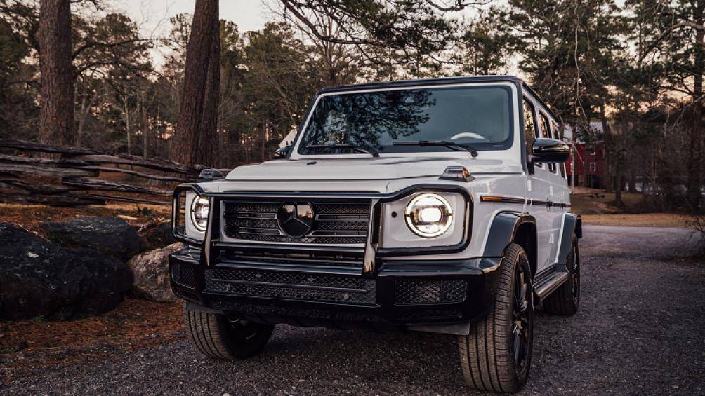 Màu trắng Moonlight White là mã màu mới được hãng xe Đức công bố trên Mercedes-Benz G-Class Edition 550 đặc biệt