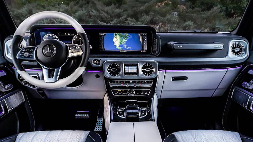 Cách bố trí các khu vực, tính năng giải trí, không gian bên trong rất sáng sủa và nổi bật với tông màu sáng chủ đạo