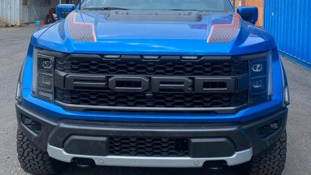 Đầu tiên chính là việc nắp ca-pô hoàn toàn mới có thêm những đường gân thể thao và khe gió tản nhiệt, đèn pha mới cùng cửa thùng sau cải tiến