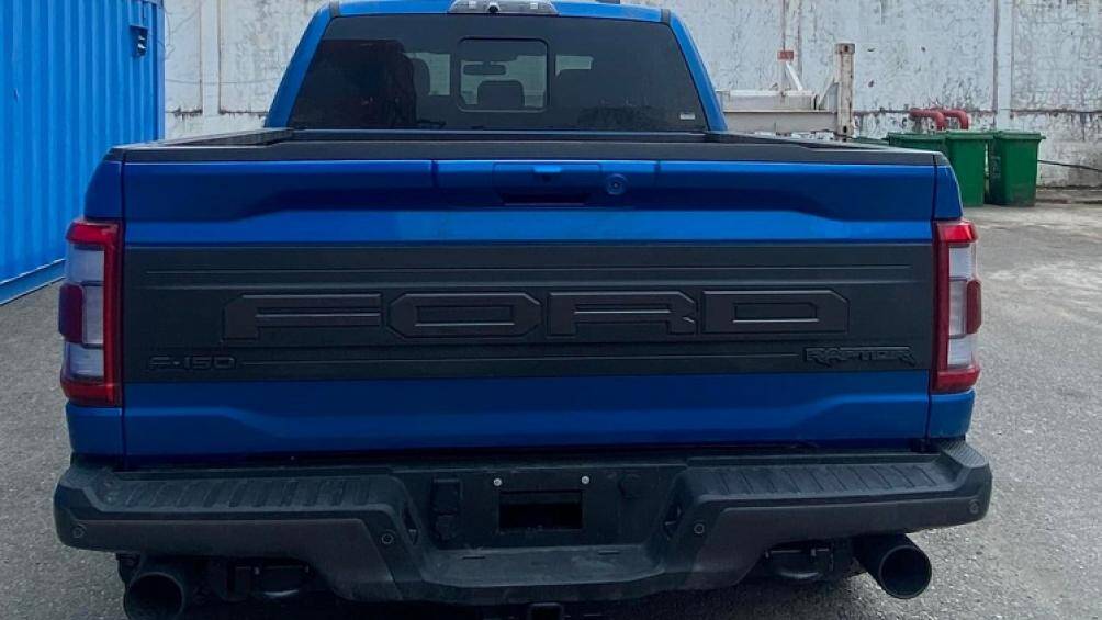 Sau một chiếc xe màu trắng, giới nhập khẩu tư nhân lại khui công xe Ford F-150 Raptor 2022 với tông màu xanh dương quen thuộc của phiên bản Raptor