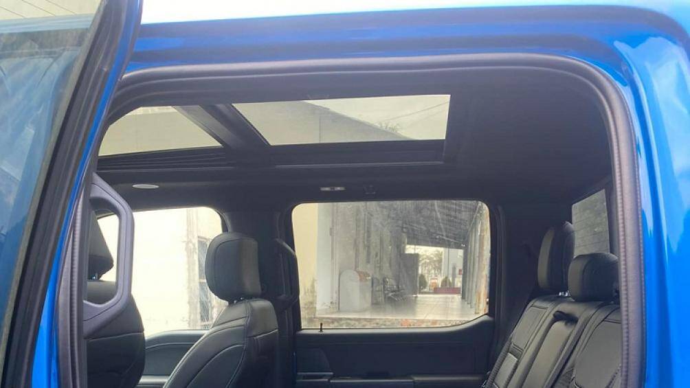 Giá xe Ford F-150 Raptor 2022 tại Việt Nam hơn 5 tỷ đồng và sẽ cạnh tranh trực tiếp với Ram 1500 Laramie có giá chính hãng từ 5,3 tỷ đồng
