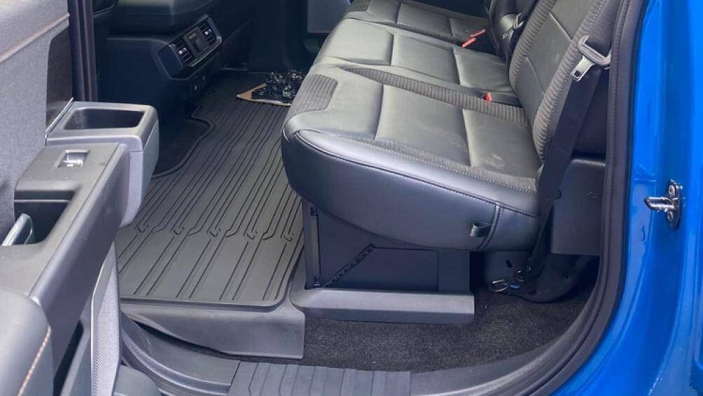 Cuối cùng là hệ thống dành riêng cho Ford F-150 Raptor thế hệ thứ 3 mang tên gọi Trail 1-Pedel Drive, giúp hỗ trợ chân ga và phanh của người lái khi đi qua những địa hình phức tạp