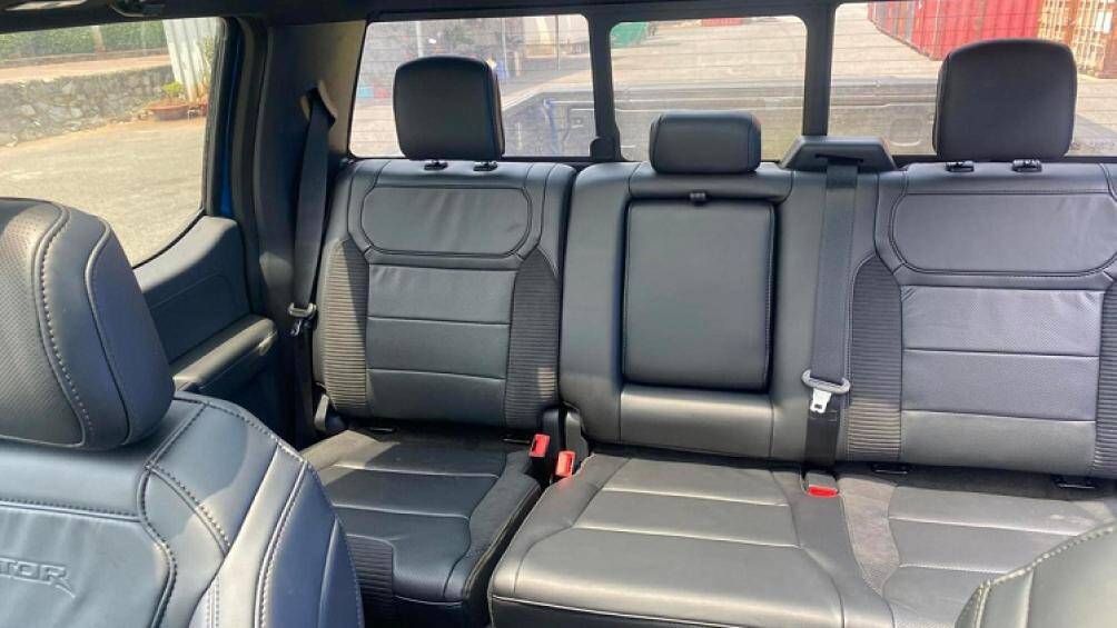 Ford F-150 Raptor 2022 được trang bị cụm cần số có thể gập điện thông qua nút ấn và hệ thống lựa chọn chế độ lái Terrain Management System gồm 7 tính năng tiện ích