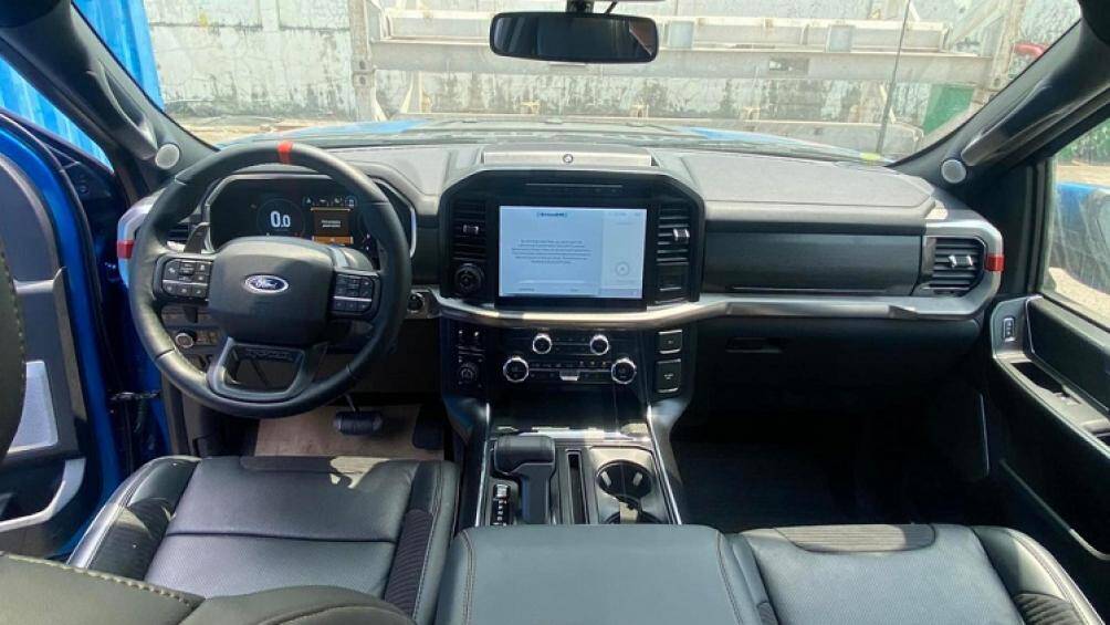 Xe được trang bị khóa bằng số thay thế cho chìa khóa. Chi tiết này cũng xuất hiện trên phần cửa ghế lái của siêu bán tải Ford F-150 Raptor 2022 mới về Việt Nam