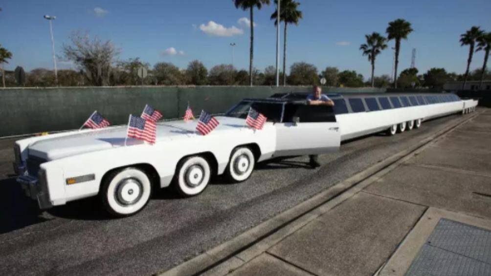 Chế tạo lần đầu tiên vào năm 1986 tại Burbank, California, chiếc xe dài 18,28 m, có 26 bánh xe và một cặp động cơ V8 ở phía trước và phía sau
