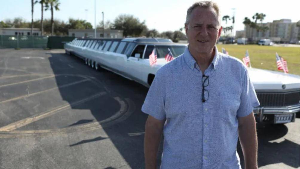 Jay Ohrberg là người phục chế, kéo dài chiếc xe thành 30,54 m như hiện tại. Chiếc xe này có thể chứa đến 12 chiếc xe ô tô Smart Fortwo