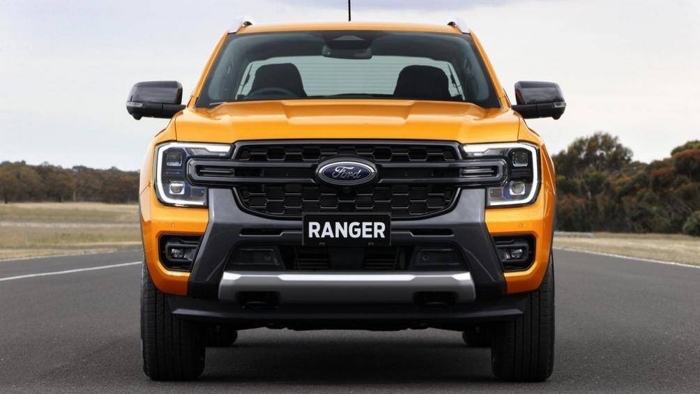 Ở giữa lưới tản nhiệt sơn màu đen bóng có thêm nan kép mới, tích hợp logo của hãng Ford. Ngoài ra xe còn có thêm đèn sương mù nhỏ nằm ở 2 góc cản trước