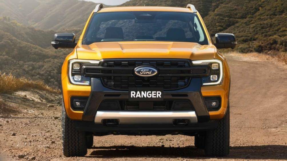 Bước sang thế hệ mới, Ford Ranger được bổ sung thiết kế ngoại thất mới với cụm đèn pha LED hình chữ "C" mới, ôm lấy hai bên lưới tản nhiệt