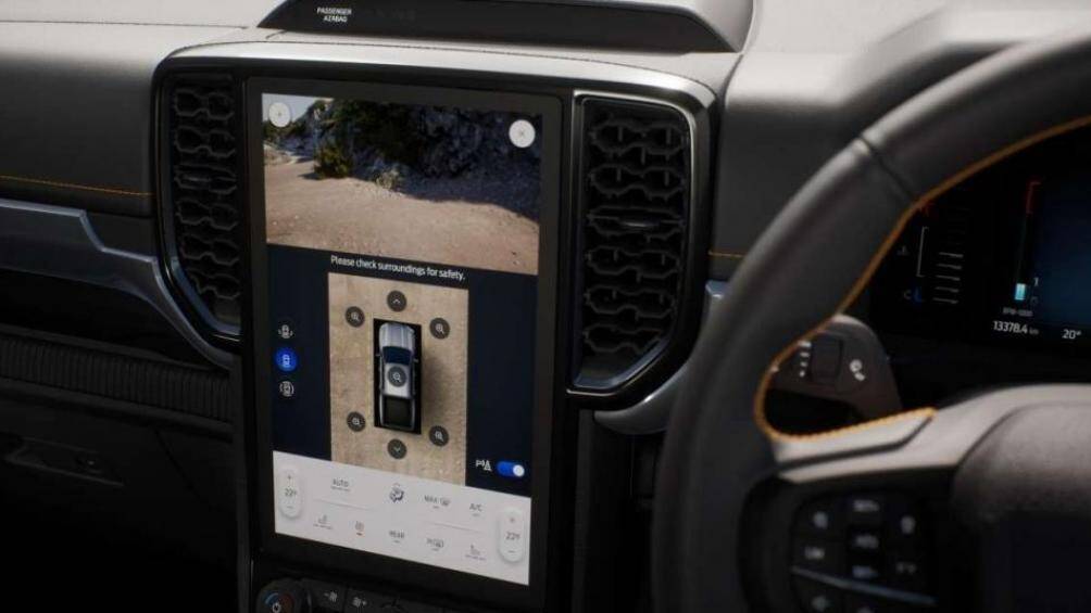 Bước vào bên trong xe, người lái sẽ được chào đón bằng màn hình cảm ứng 12 inch nằm dọc, phục vụ hệ thống thông tin giải trí Ford SYNC 4