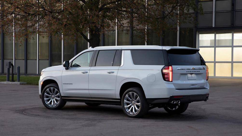 2. Chevrolet Suburban (chiều dài tổng thể: 5.733 mm)