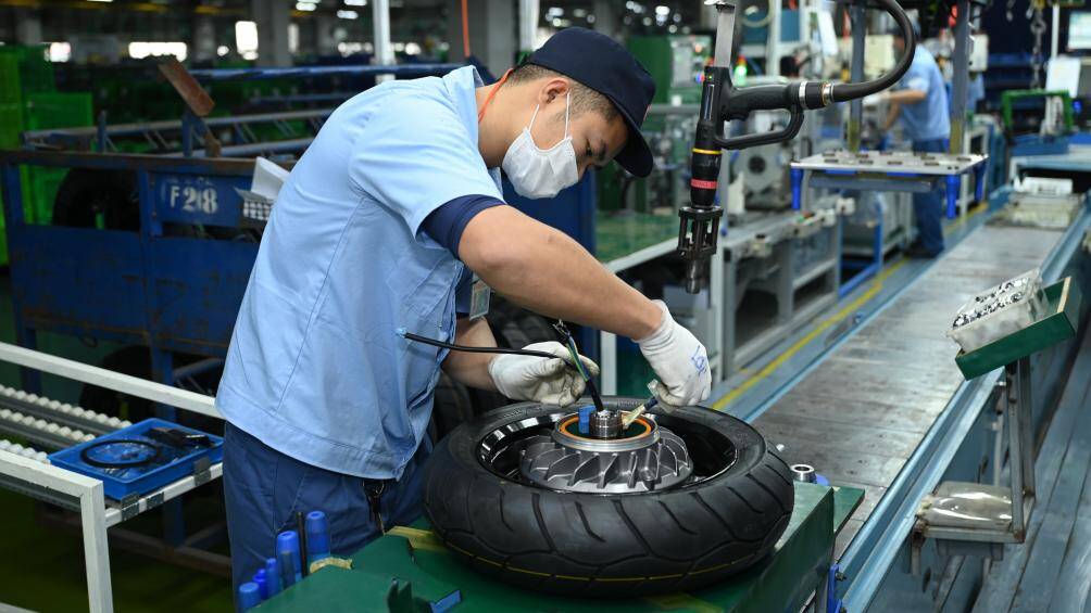 Ở động cơ YIPU thế hệ 2 thì động cơ, phanh sau, hệ thống điều khiển MCU được gắn vào càng sau (tay gắp sau) của xe