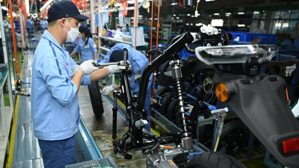 Công nhân tại dây chuyền lắp ráp NEO'S tại Việt Nam đang lắp linh kiện lên khung xe