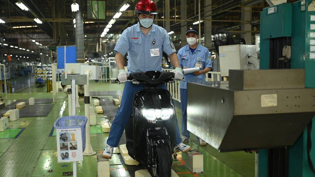 Nhân viên kiểm tra vận hành của xe trước khi chính thức rời khỏi dây chuyền