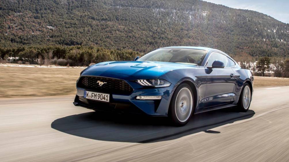 3. Ford Mustang Ecoboost Fastback (giá khởi điểm: 27.205 USD)