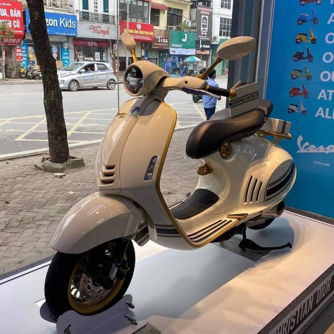 Siêu phẩm xe máy Vespa 946 Christian Dior được nhập khẩu chính hãng về Việt Nam với mức giá lên tới 700 triệu đồng khi rao bán tại đại lý