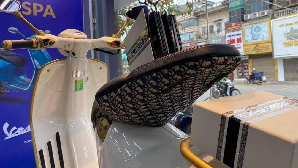 Phần yên được bọc lớp da màu xanh đậm, bên dưới bọc lớp vải với những họa tiết đặc trưng của Christian Dior