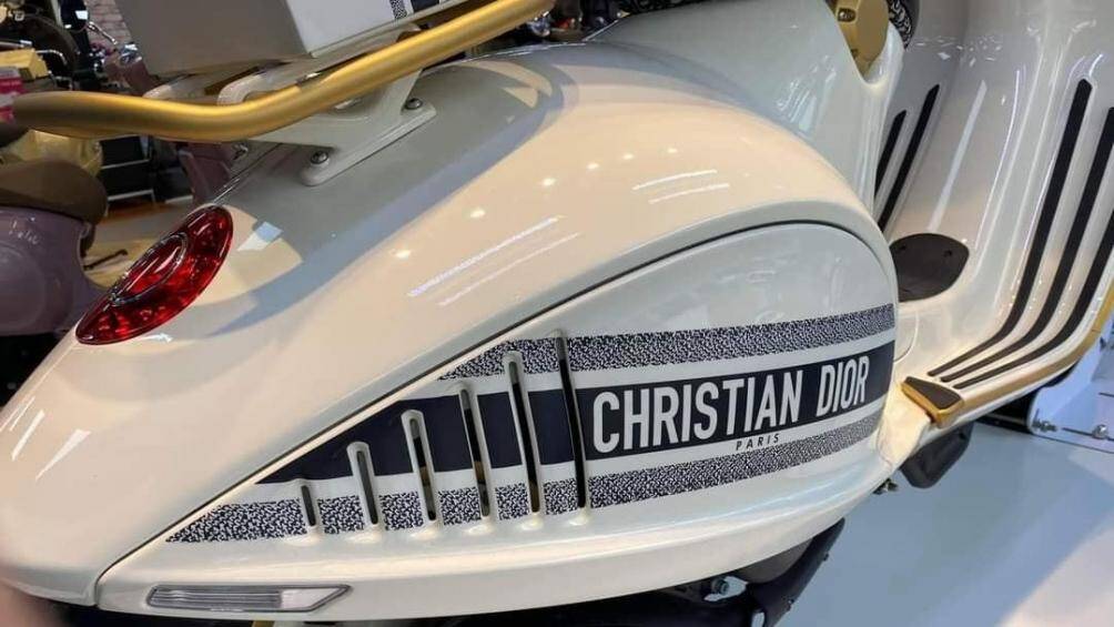 Phiên bản đặc biệt Vespa 946 Christian Dior đắt gấp đôi chiếc Vespa 946 thông thường chủ yếu đến từ giá trị thương hiệu của 2 hãng khi kết hợp