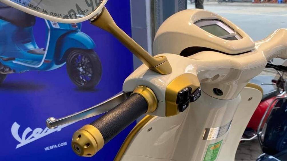 Đại diện hãng chia sẻ đã có 33 khách hàng Việt đặt chiếc Vespa 946 Christian Dior