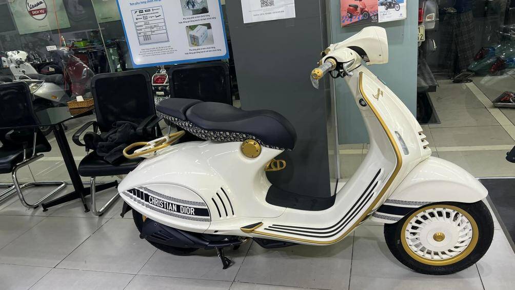 Mâm xe có các nan màu trắng kết hợp cùng phần viền vàng đồng lạ mắt. Bộ lốp bọc bên ngoài là loại Michelin City Grip