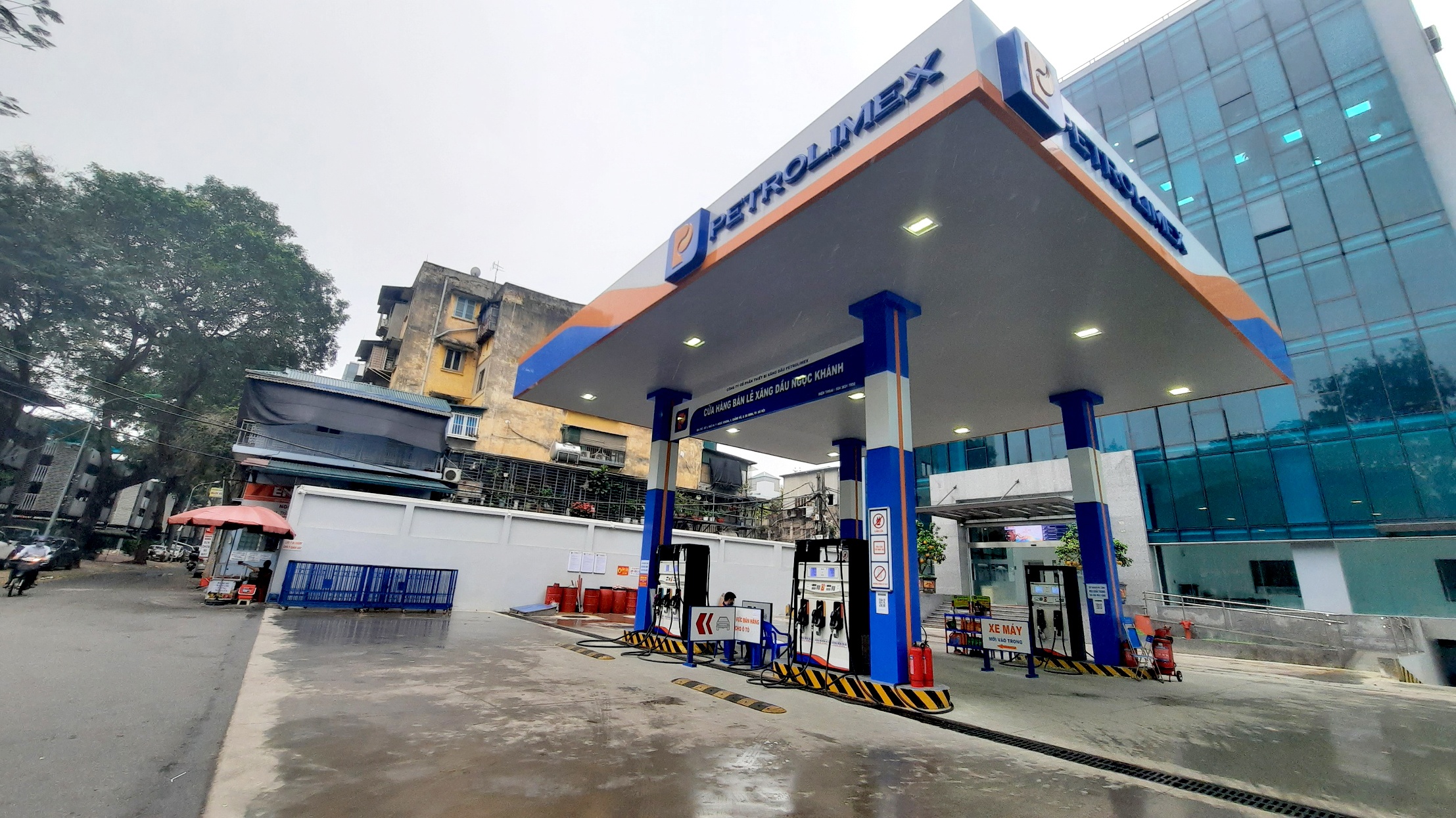 Ngày 21/3 là đến kỳ điều chỉnh giá xăng dầu. Tuy nhiên, sáng nay, nhiều cửa hàng bán xăng, dầu ở Hà Nội đìu hiu, vắng khách.