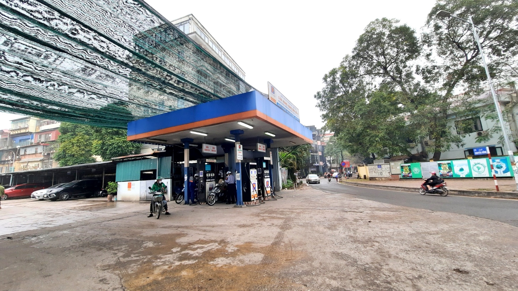 Tương tự, cây xăng Vũ Ngọc Phan cũng vắng hoe trong sáng 21/3.