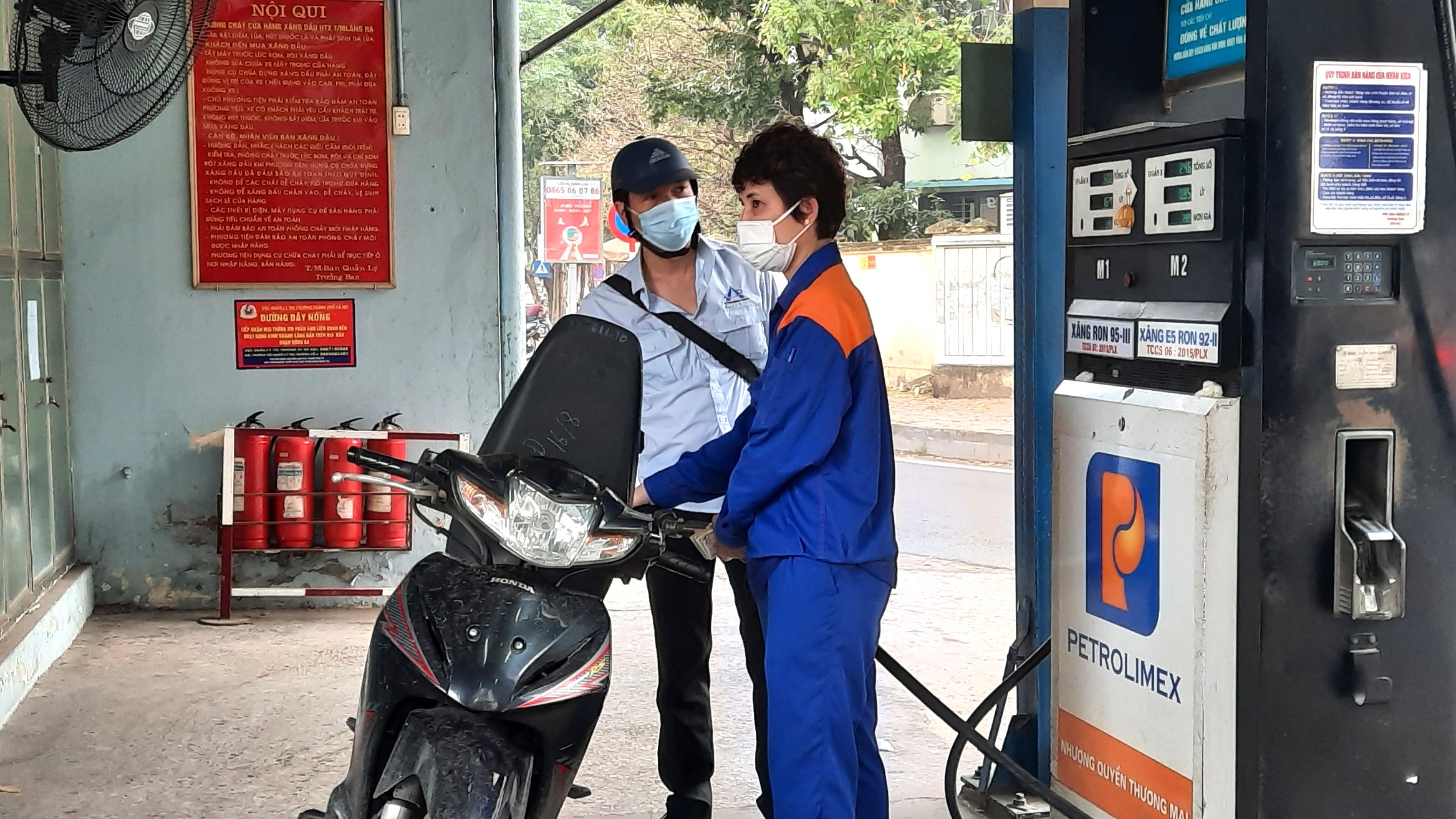 Anh Tuấn - một người mua xăng tại trạm xăng Vũ Ngọc Phan cho biết, dù biết là chiều này xăng có thể giảm sâu nhưng do xe gần hết xăng nên sáng nay tôi vẫn phải đổ, nếu còn đủ đi thì cũng chờ đến chiều mới mua xăng".