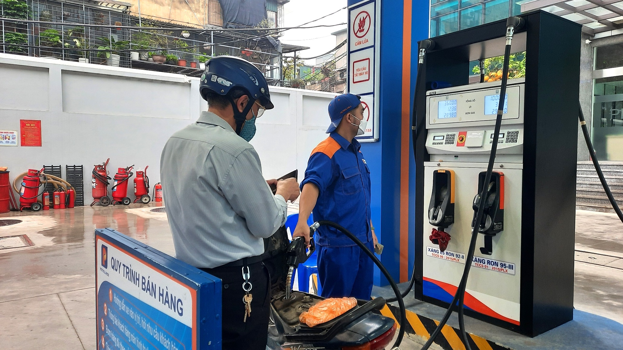 Nhân viên bán hàng cho biết, có lẽ người dân nghĩ chiều nay giá xăng, dầu sẽ giảm nên "để dành" chưa mua trong sáng nay.