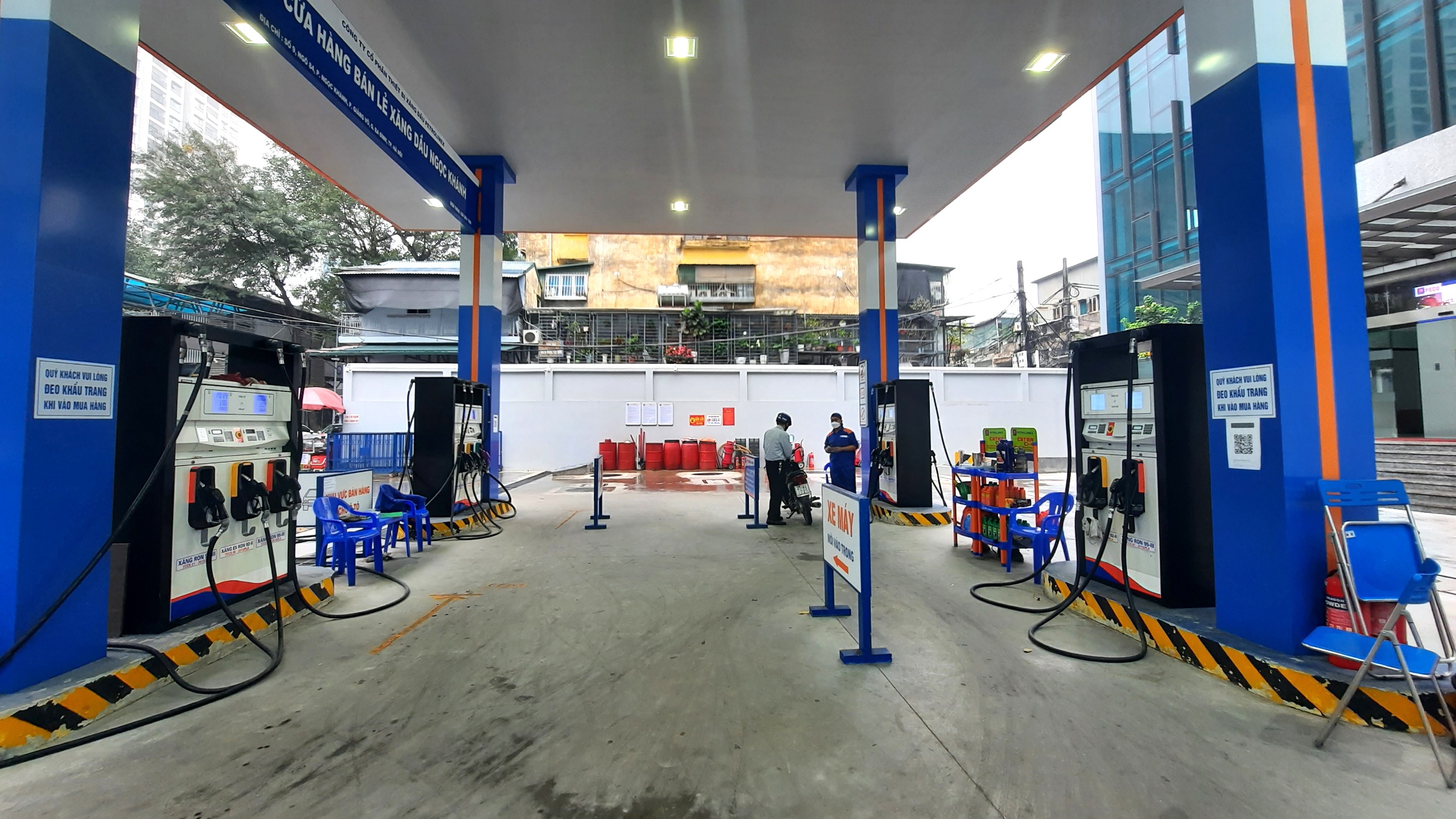 Ghi nhận của PV Báo Giao thông tại cửa hàng xăng dầu trên phố Nguyễn Công Hoan (quận Ba Đình) cho thấy, phải chờ rất lâu mới có khách hàng vào đây mua xăng, dầu.