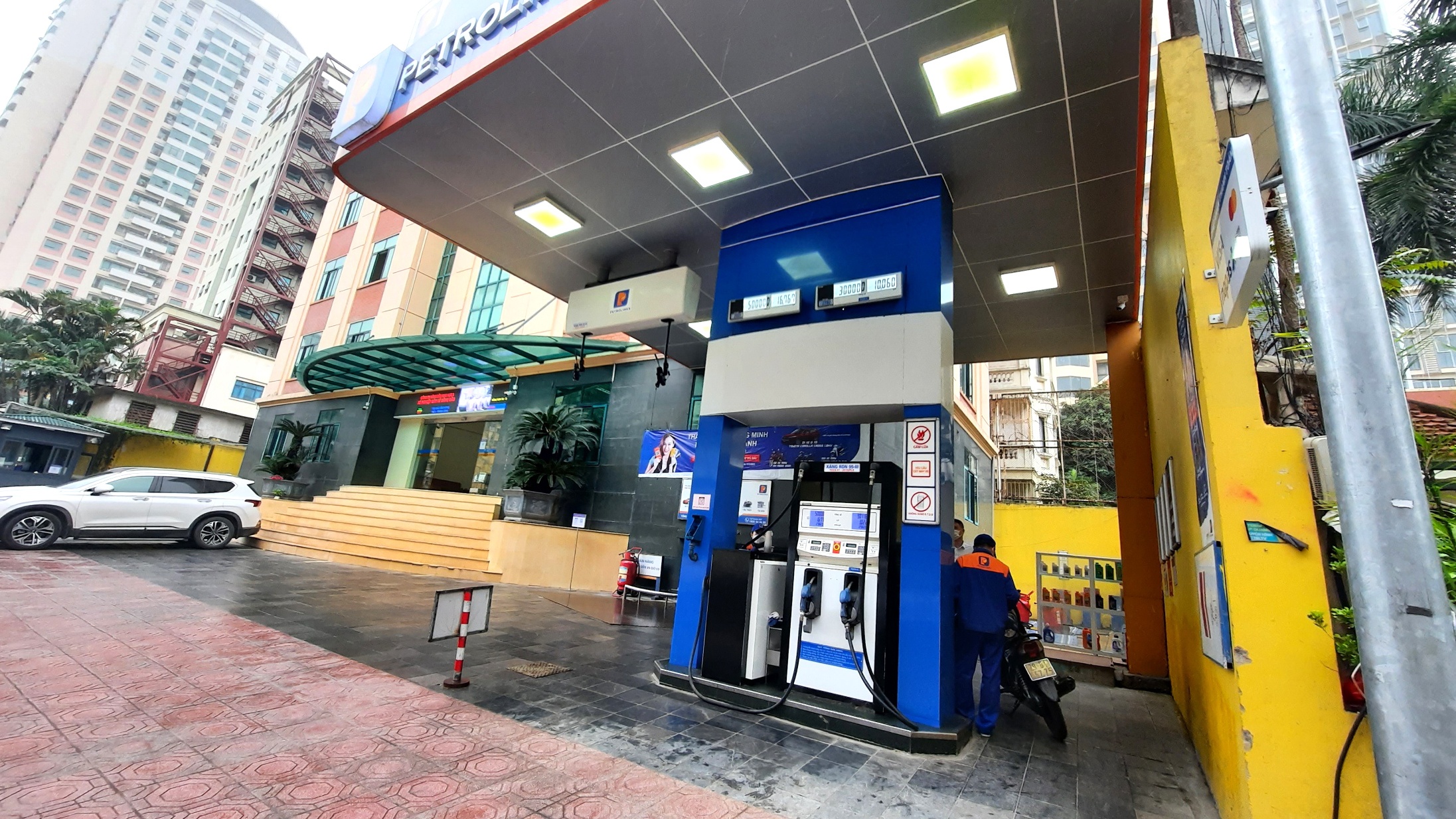 Trái ngước với hình ảnh người dân xếp hàng dài chờ đến lượt mua xăng, dầu như trước mốc điều chỉnh giá ở kỳ lần trước (11/3), sáng nay trạm xăng trên phố Thành Công thưa vắng người.