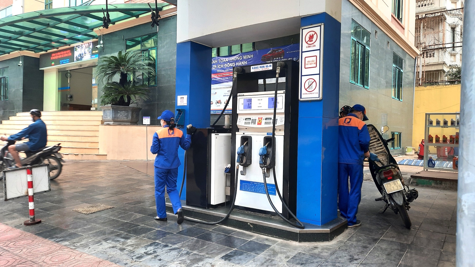 Lác đác mới có một vài người điều khiển xe máy vào đổ xăng, còn vắng bóng khách đi ô tô.