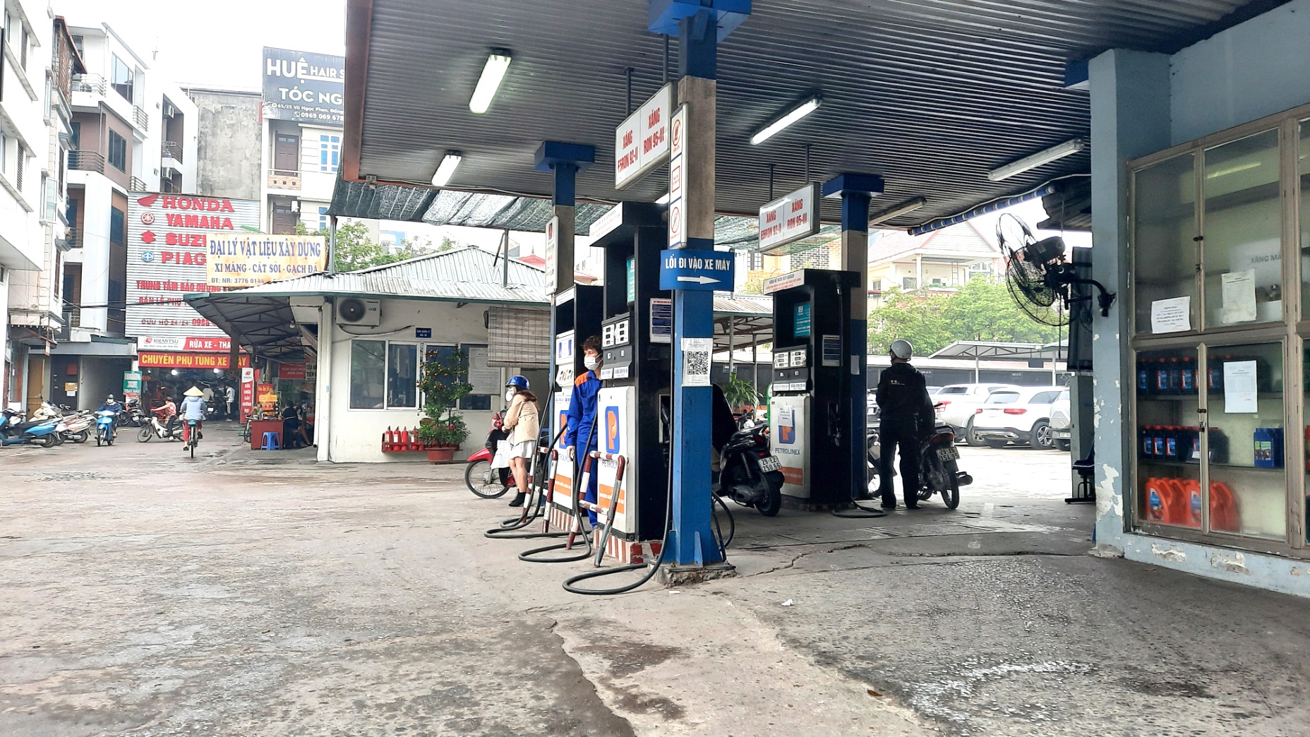 "Chỉ có vài người đi xe máy vào đổ xăng thôi", một nhân viên ở đây cho biết.