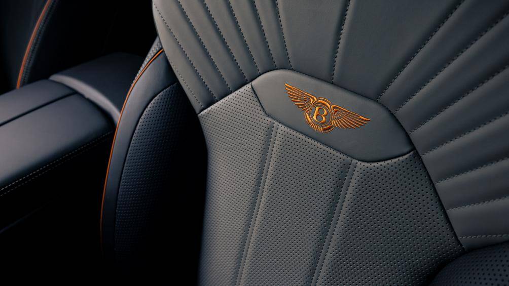 Chiếc SUV tốc độ này còn được trang bị công nghệ chống lật 48V, công nghệ phân bổ lực kéo theo vector và hệ thống phanh gốm – sợi carbon