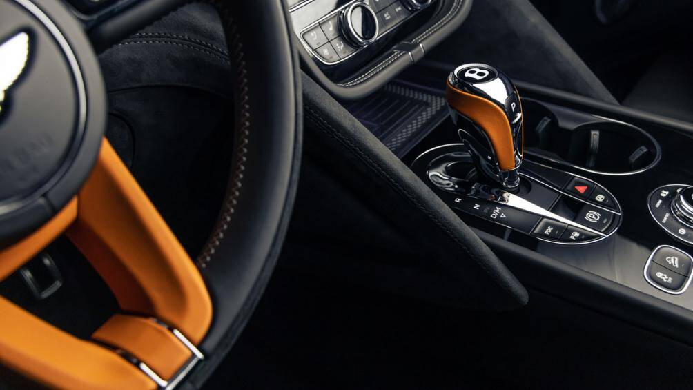 Điểm nổi bật nhất trong nội thất chính là các điểm nhấn màu cam trên táp-lô, vô-lăng, cần số, các phần viền ghế có màu cam nổi bật