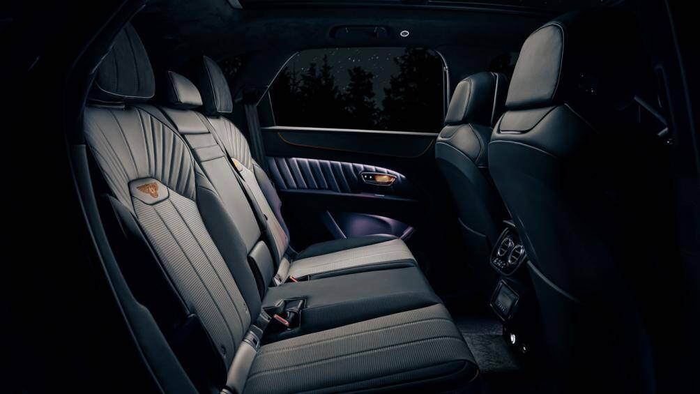 Khoang nội thất của xe cũng được bọc chất liệu da truyền thống và da lộn với các tông màu như: Beluga, Porpoise giống như bầu trời đêm