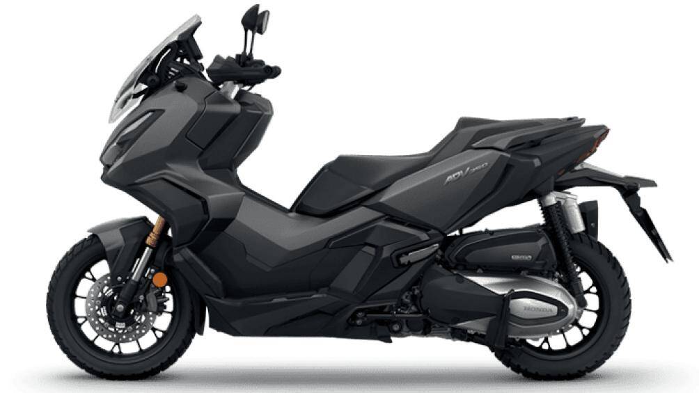 Yên xe là dạng yên liền nhưng được phân thành hai tầng khá rõ rệt nhằm tạo nên sự thoải mái cho cả người lái lẫn hành khách ngồi phía sau