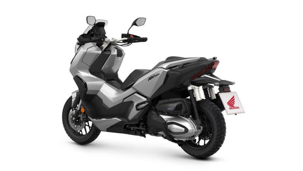 Honda ADV 350 được trang bị sẵn ốp chắn bảo vệ tay lái, hộc đồ trước tích hợp cổng sạc USB, hệ thống khóa thông minh Smart Key
