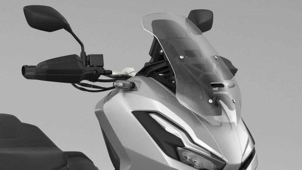 ADV 350 có ngoại hình khá hầm hố, kết hợp phần đầu xe tròn trịa, đi kèm là cụm đèn pha bố trí gọn gàng với cặp đèn pha LED