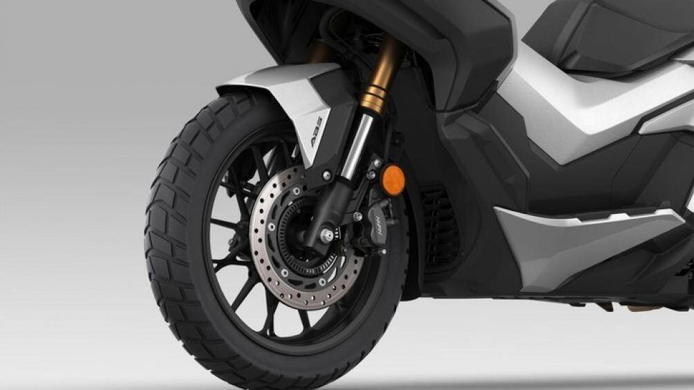 Hệ thống treo trên Honda ADV 350 bao gồm phuộc trước hành trình ngược và giảm xóc đôi sau có bình dầu phụ, phanh đĩa tiêu chuẩn ABS