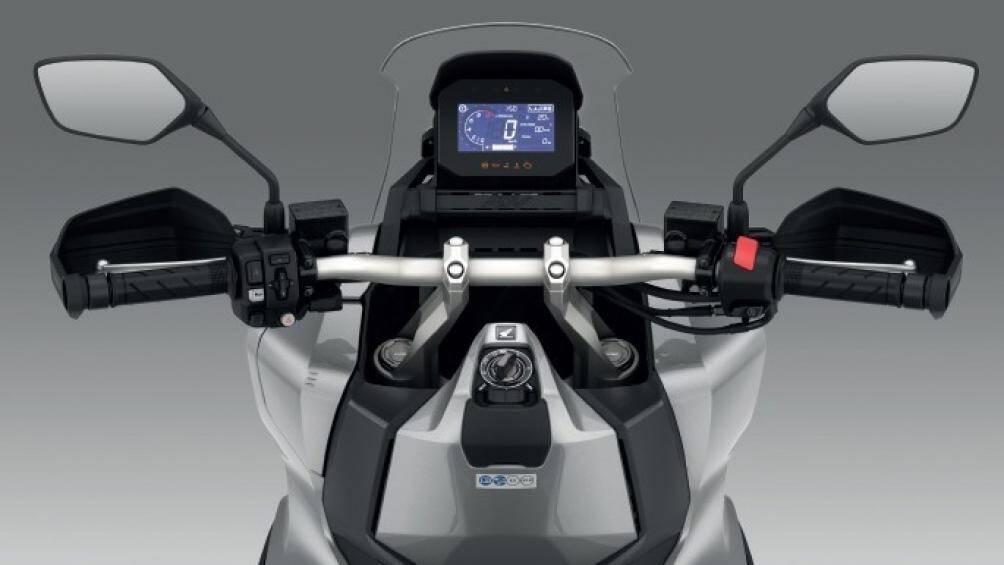 Phía trên là kính chắn gió có độ cao vừa phải, đủ để che lấy cụm đồng hồ và ngăn gió tạt vào người lái