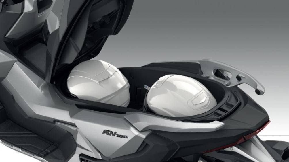 Đồng hồ LCD của Honda ADV 350 còn được tích hợp tính năng kết nối điện thoại thông minh (Bản RoadSync), cốp xe rộng đến 48 lít