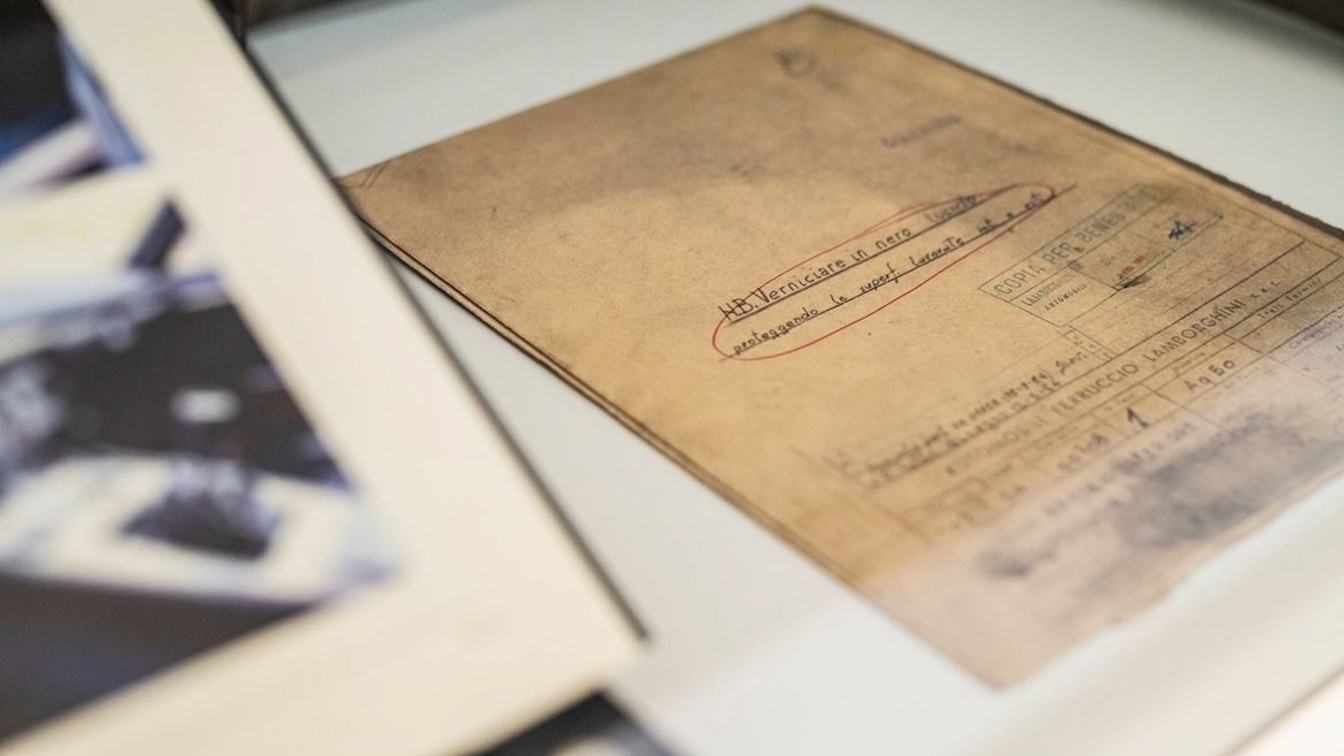 Theo yêu cầu của vị chủ nhân đam mê, chiếc Miura P400 SV này sẽ được sơn lại với màu cam "Arancio Miura" ban đầu