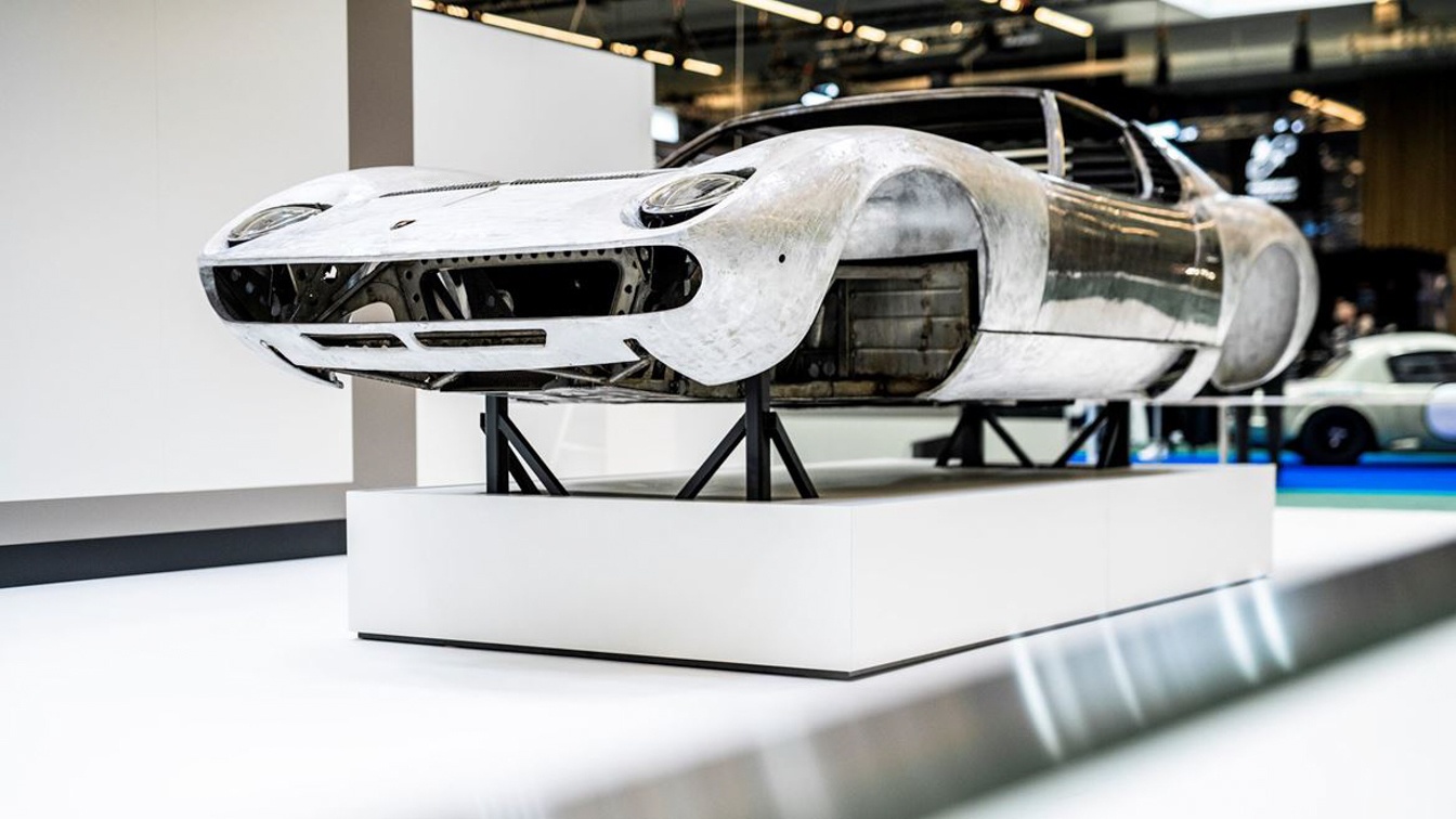 Thương hiệu trưng bày phần khung xe trần này trên một bệ trưng bày, từ đây có thể giúp người xem phần nào thấy được chất lượng từng chi tiết