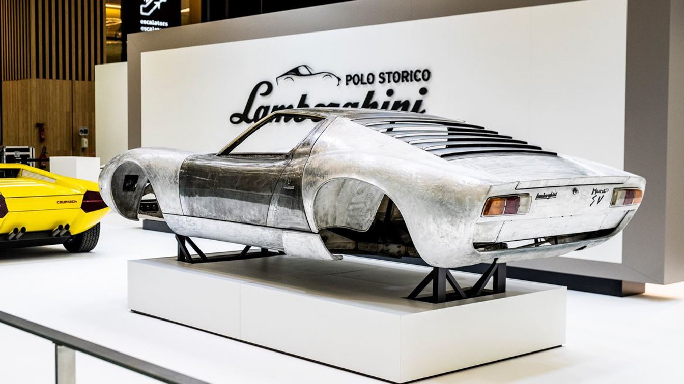 Bên cạnh chiếc Countach LP 500 đặc biệt chính là phần thân của một chiếc Miura P400 SV thuộc sở hữu của một nhà sưu tập