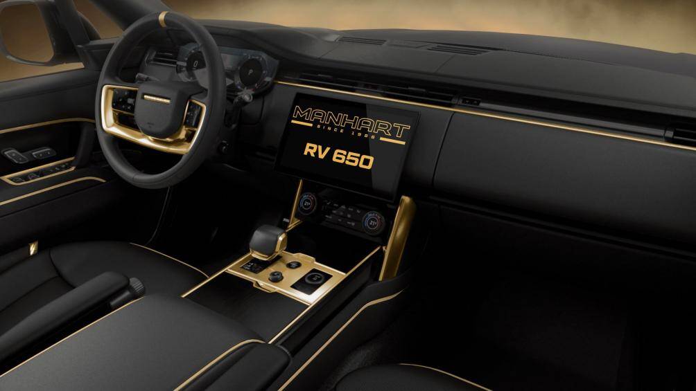 Một số chi tiết trên thân xe như hốc gió giả ở vè trước, các phần viền hốc gió đều được bọc màu vàng gold nổi bật