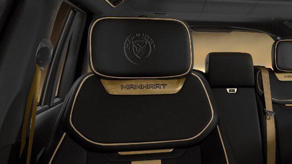 Một số chi tiết ốp trên xe đều được hoàn thiện với màu vàng gold. Các phần tựa đầu cũng được in dập logo quen thuộc của hãng độ Manhart Performance