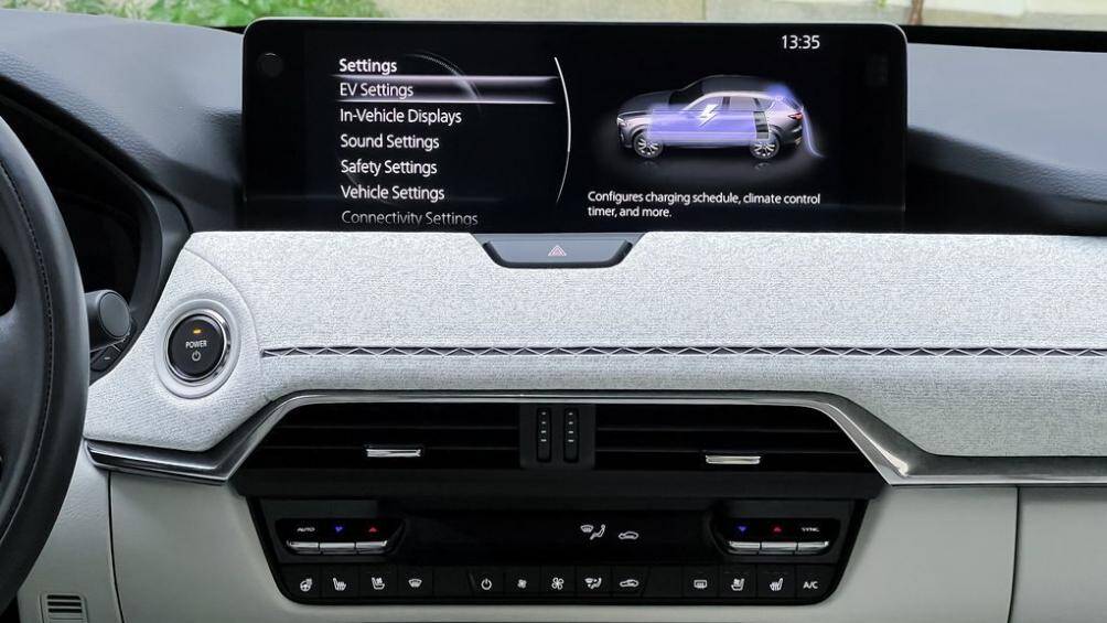 Mazda CX-60 được trang bị màn cảm ứng trung tâm kích thước lên tới 12,3 inch đặt nằm ngang, nổi trên táp lô và màn HUD lớn