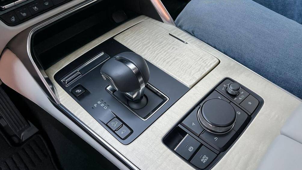 Mazda CX-60 sở hữu hệ thống truyền động hybrid sạc điện, kết hợp động cơ xăng 4 xi-lanh 2.5L với một mô tơ điện, cho tổng công suất 323 mã lực