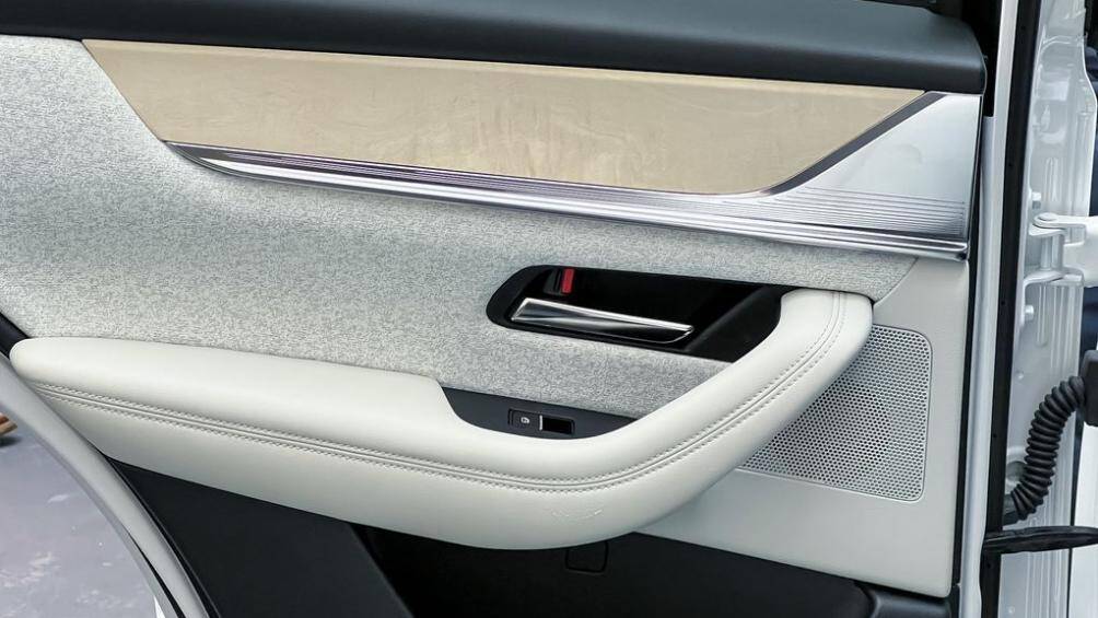 Tại châu Âu, Mazda CX-60 được phân phối với 4 phiên bản gồm: Prime, Exclusive, Homura và Takumi với giá khởi điểm từ 57.600 USD (1,3 tỷ đồng)