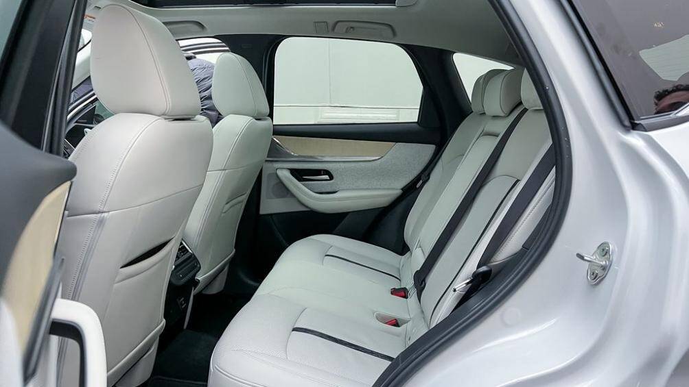 Khi chưa hạ hàng ghế thứ hai, CX-60 có thể chứa 570 lít ở phía sau và tăng lên 1.148 lít khi gập ghế và tối đa là 1.726 lít