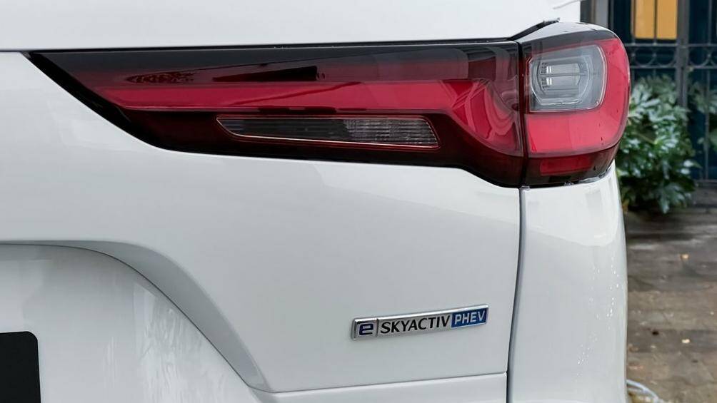 Gói công nghệ an toàn i-Activsense cung cấp hệ thống hỗ trợ phanh khẩn cấp, hỗ trợ phanh khẩn cấp khi lùi, hỗ trợ giữ làn đường tích hợp hỗ trợ đánh lái...